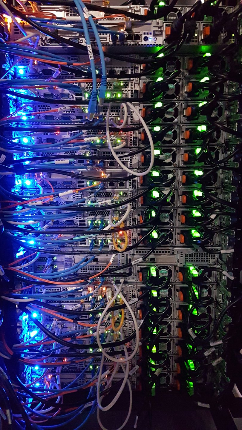 Server-Rack mit vielen bunten Kabeln und leuchtenden Lichtern.